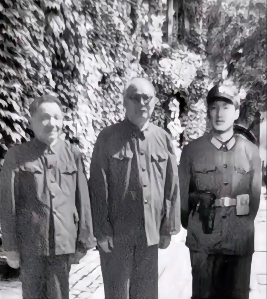 70年代的警卫战士是真精神：腰里右边别着“家伙事儿”，“一颗红星两面红旗”的经典