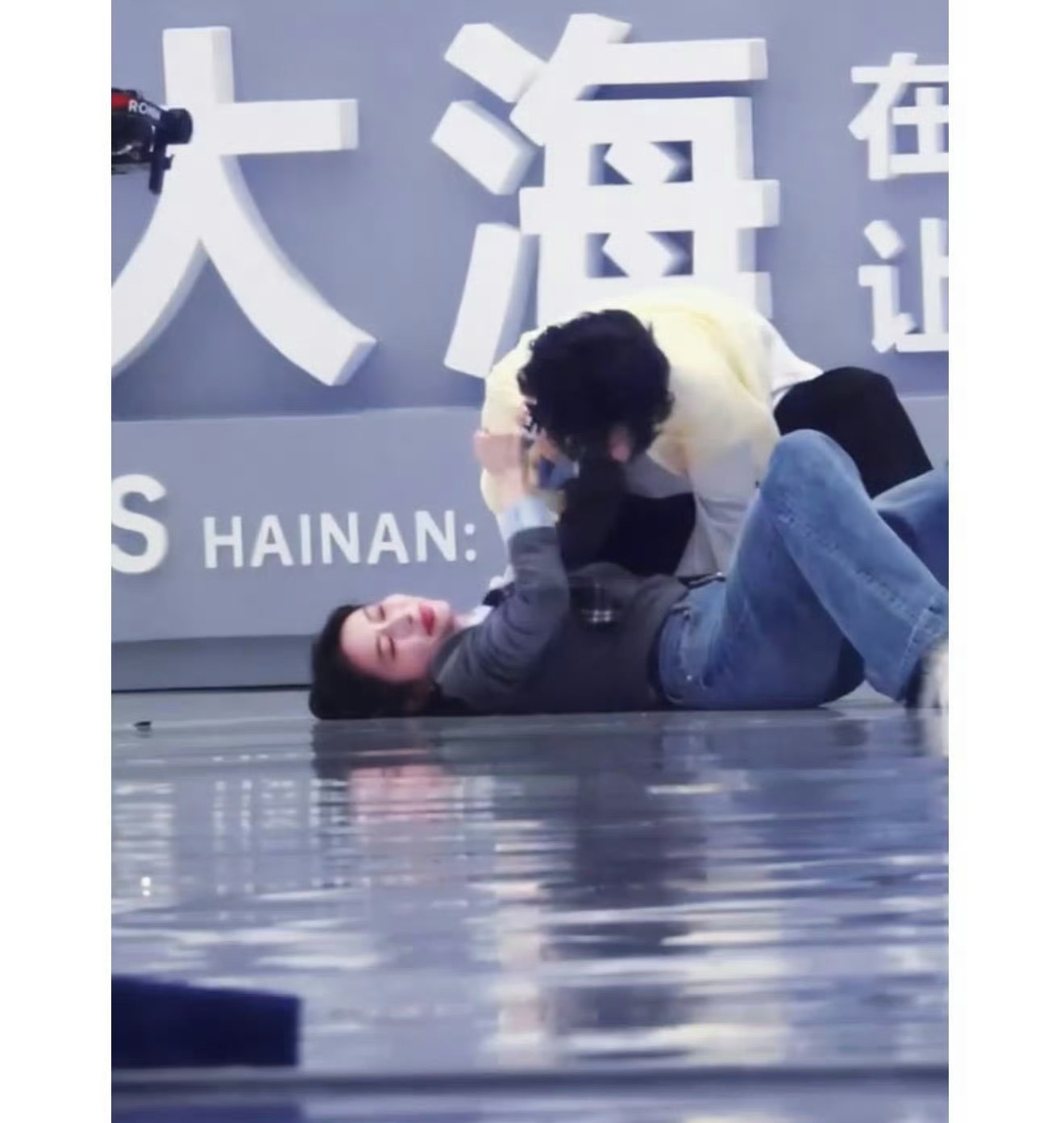 严浩翔撕孟子义名牌动作被审判了严浩翔严浩翔奔跑吧撕名牌