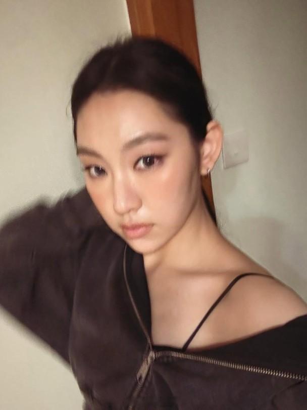 【On.cc】炎明熹晒胎記　嚴禁「博打」歌手炎明熹（Gigi）早前簽約新公司，一