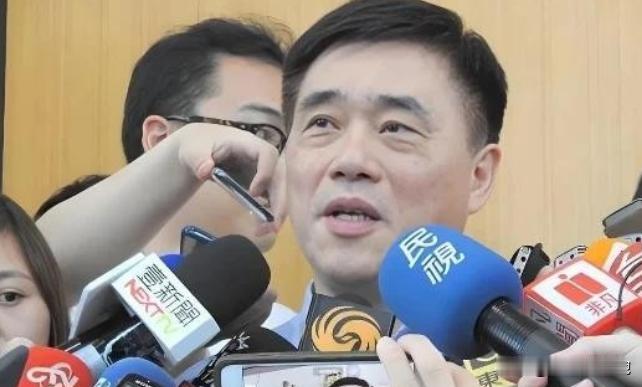 民众党主席黄国昌表示，台湾人不必承认自己是中国公民，从文化和种族方面来讲，你的阿