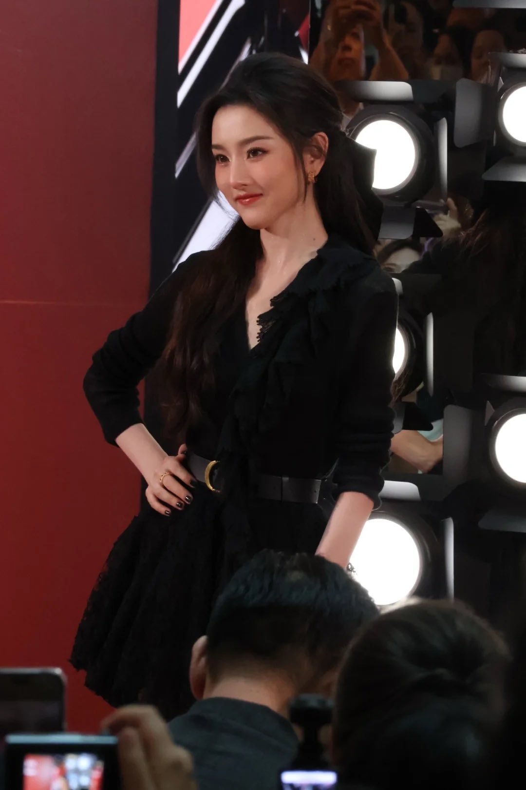 宋祖儿漂亮是真漂亮，瘦也是真瘦。女明星一个个都要瘦成大头娃娃了。​​​