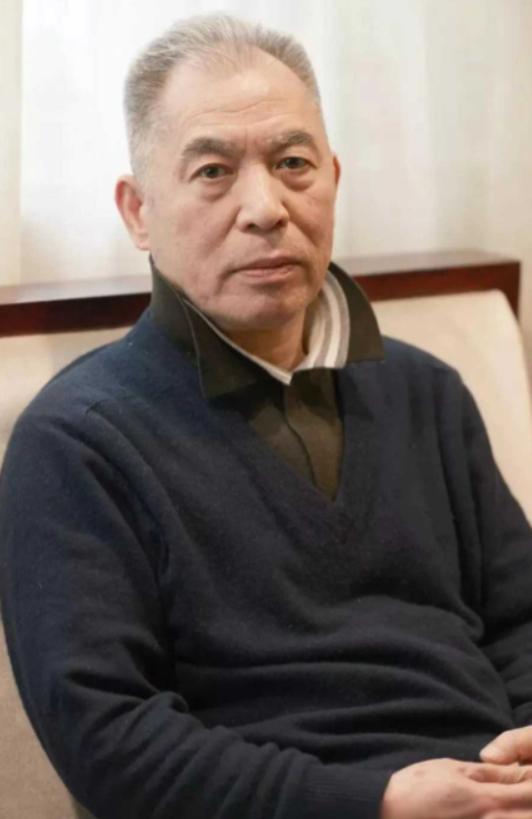 著名作家梁晓声的小姨20多岁时，未婚怀孕，誓死不说孩子的父亲是谁，最后被开除，生