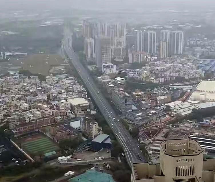 广州荔湾区，广钢新城中海花湾壹号C座，朋友买在58层，62平米。楼高全是60层