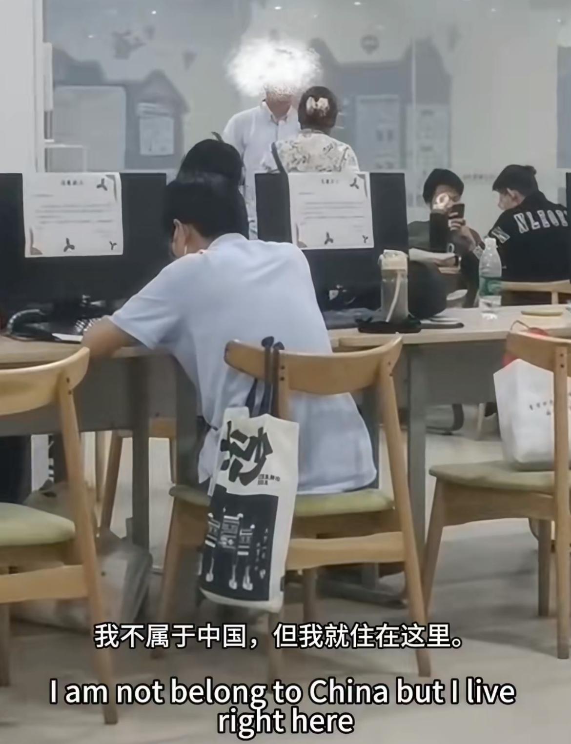 一位自称是外国人的大妈，用英文秀优越感大妈因不理解图书馆的规则与工作人员发生