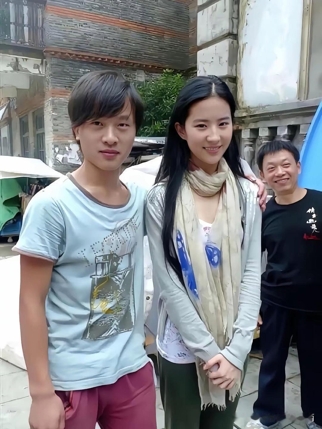 刘亦菲每次的造型和衣服都几乎艳压全场，你看把两位帅哥给乐的，能跟大明星合影，估计