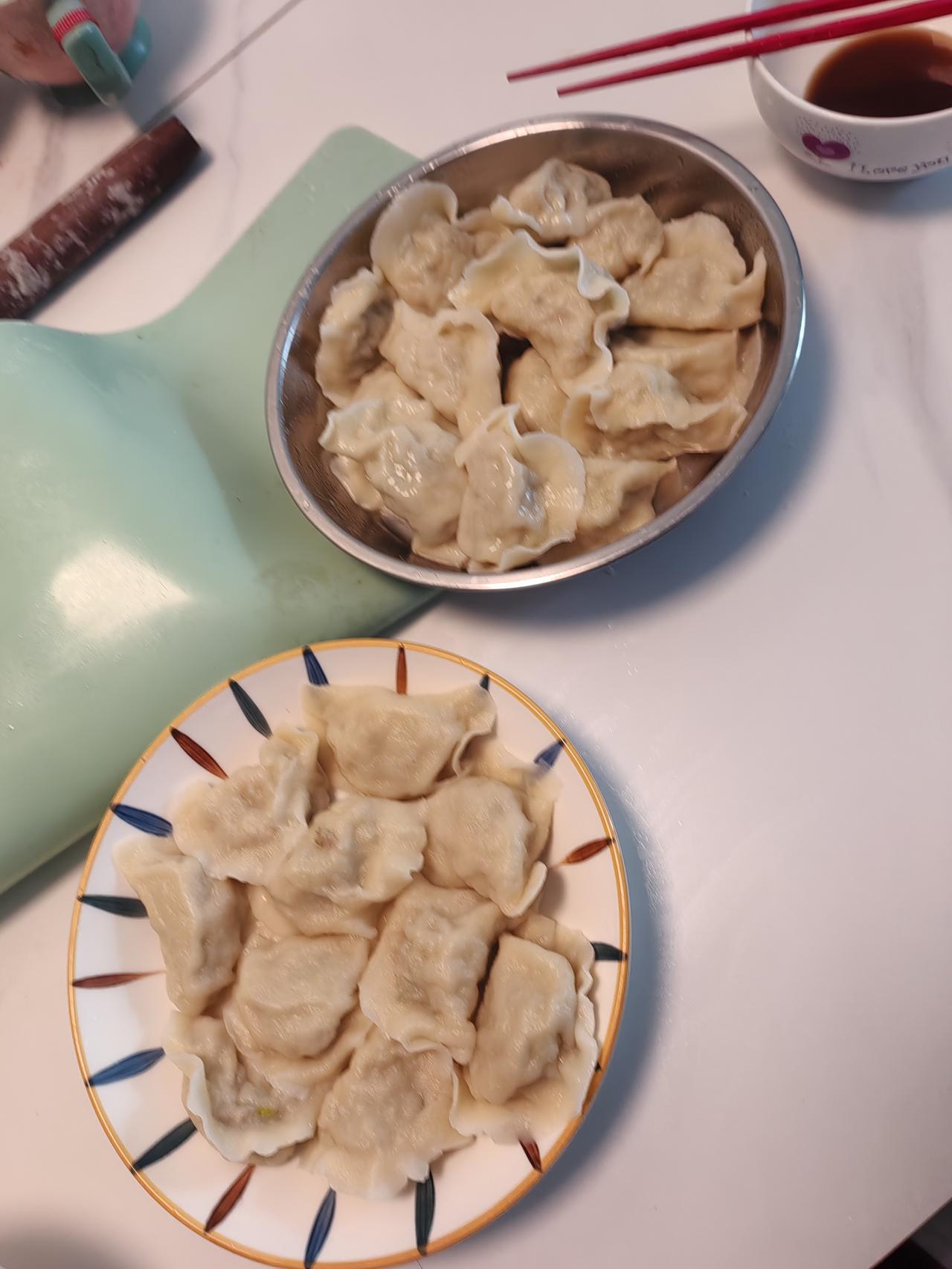 哎呀，真热啊。八点半起床。熬点绿豆大米粥。煮了一个玉米，三个鸡蛋，热热