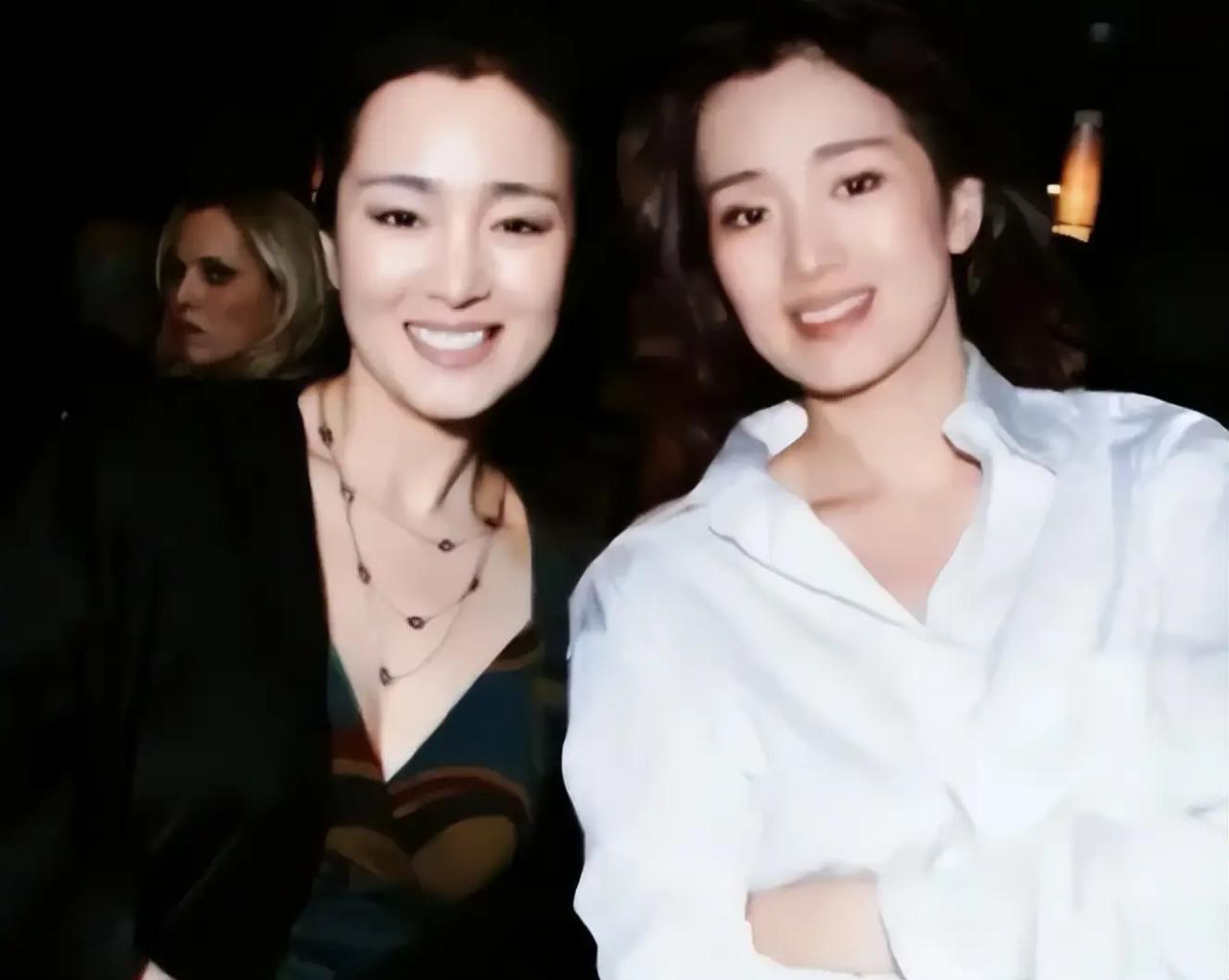 现在的替身演员都以假乱真到这种程度吗？开始以为是巩俐的两张相片P在一起，后来才知