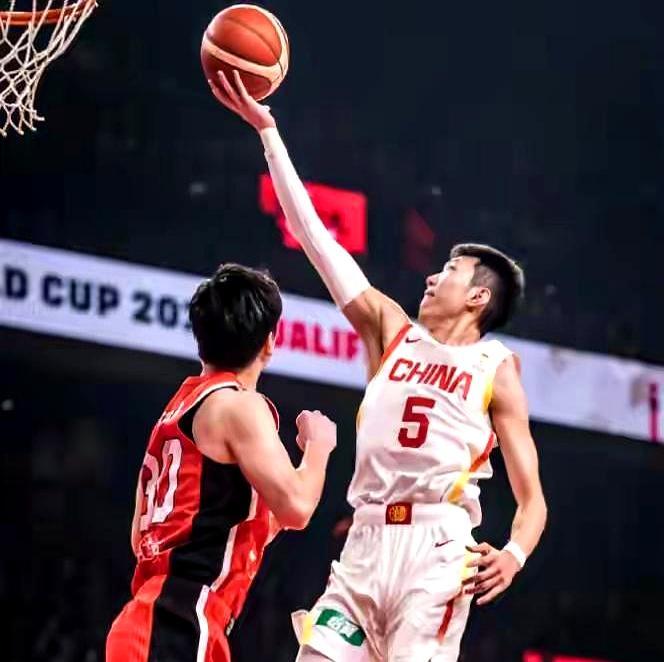 中国男篮苦寻十年的答案，不是什么神秘战术，而是一个22岁年轻人的突破本能。