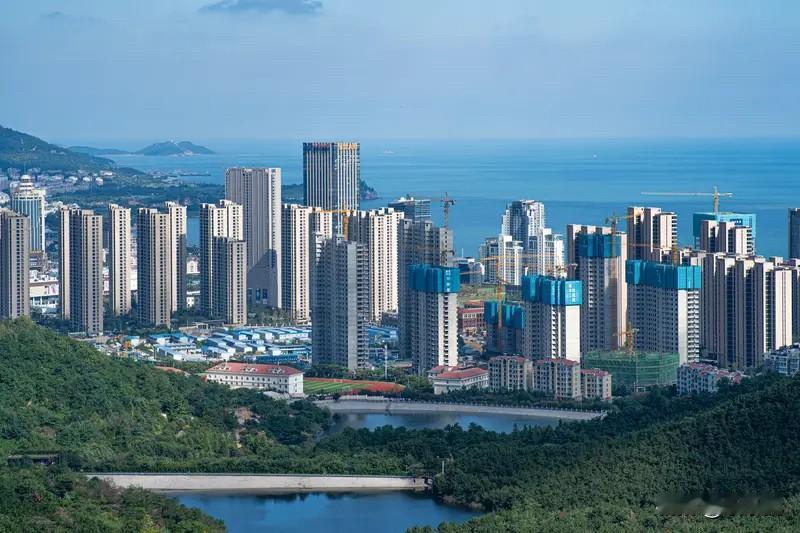 青岛楼市：青岛综合城市实力在全国二线城市里属于靠前梯队，但房价从2018年高
