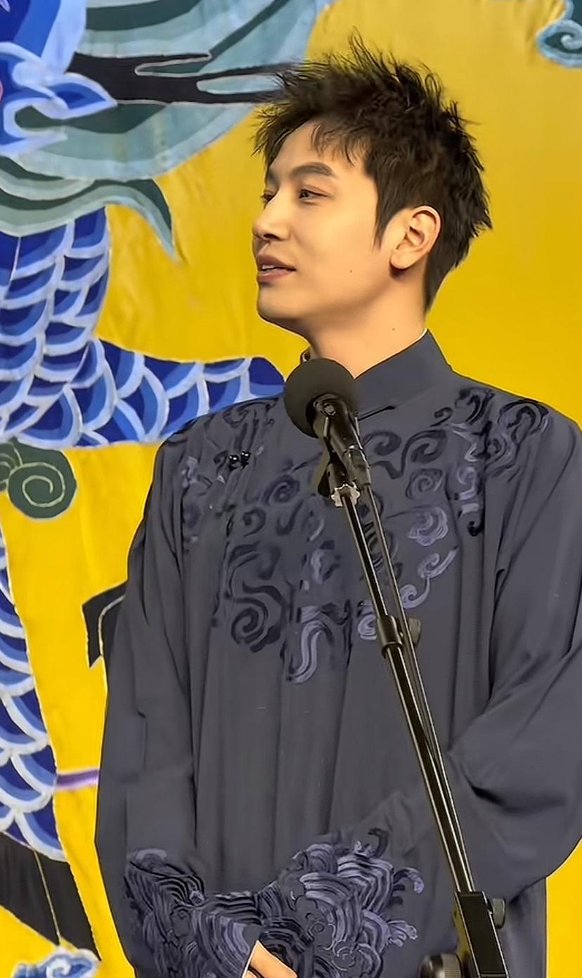 【相声演员王九龙穿上刺绣大褂，地位有所提升，你怎么看？】近日，有网友发现德云社