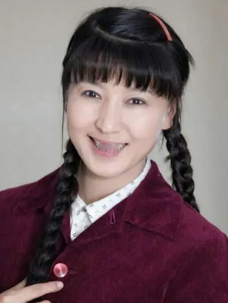 终于有人替闫学晶说话了！刚刚著名演员谢广坤直播时表示：闫学晶没有犯什么大错吧，她