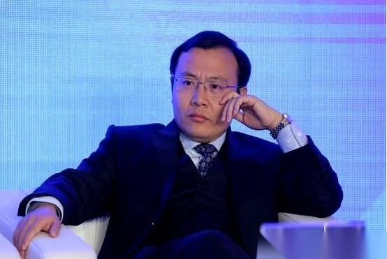 近期任泽平分享了一趟赴美考察见闻，带回来的不是风暴，而是一个更狠的词：海啸。网传