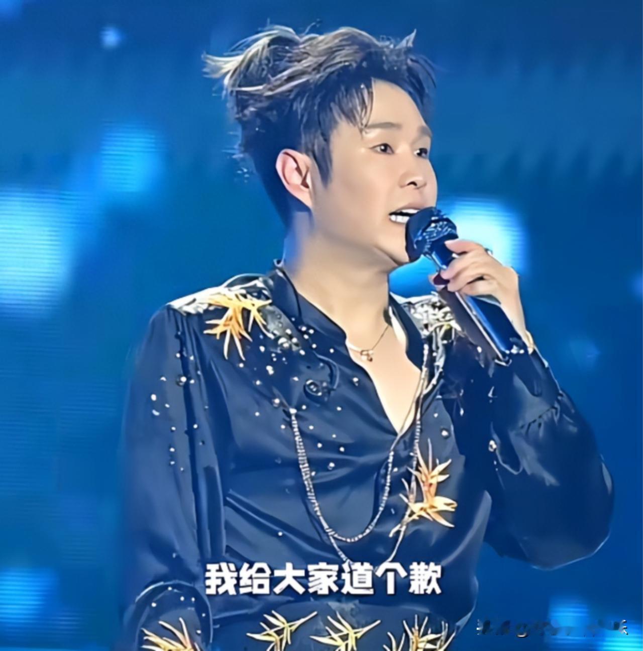 看到小沈阳演唱会的提词器，我明白了他老家演唱为什么翻车。小沈阳在家乡人面前的