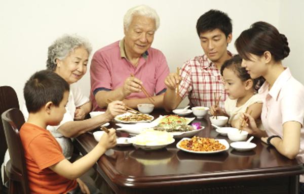 跟乙肝患者一起吃饭会传染乙肝病毒吗?