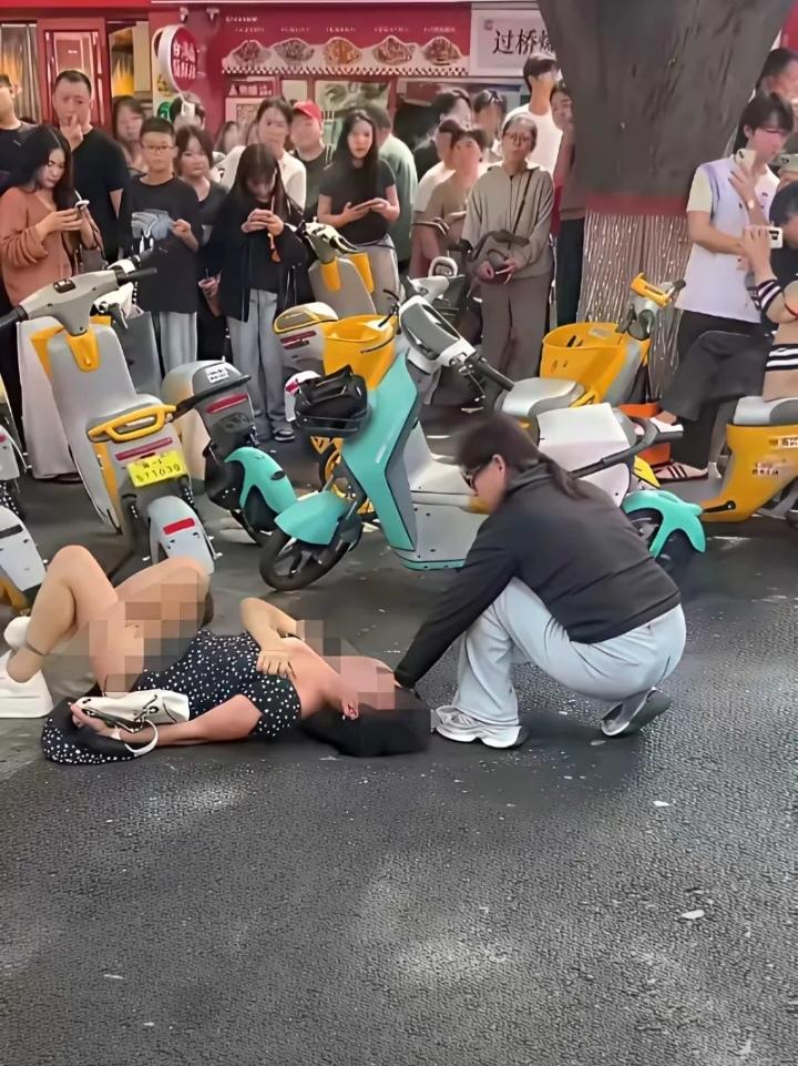这女子太厉害了，在大街上抓住小三了，她把小三摁地上打，抓住小三的头发拽，这不是要