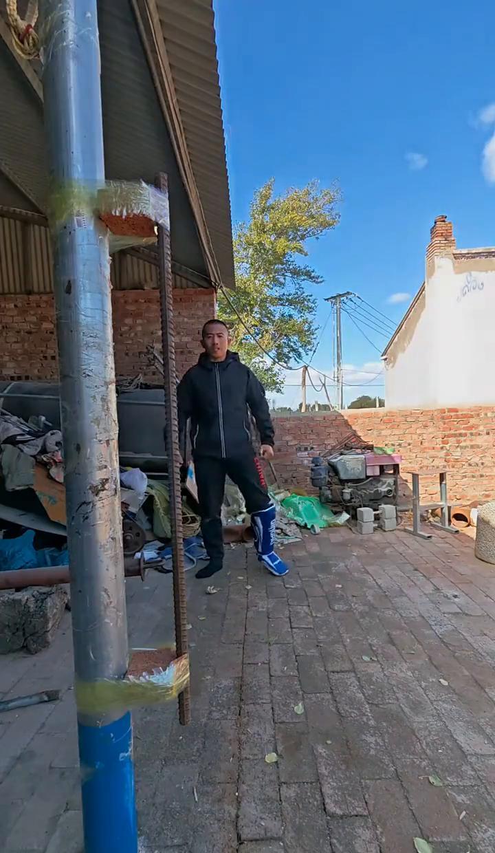 “护具还在，腿先麻了。”视频里那条自称“大力金刚腿”的粗钢筋，纹丝不动，主播