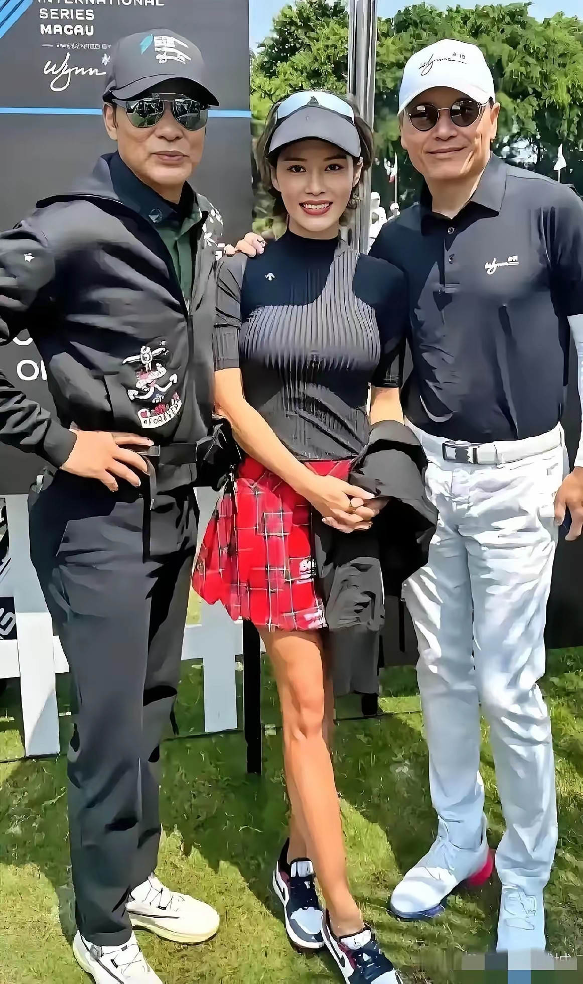 香港明星真是用实力诠释了“人靠衣装”。70岁的尊龙，头发花白却依旧优雅帅气。很多