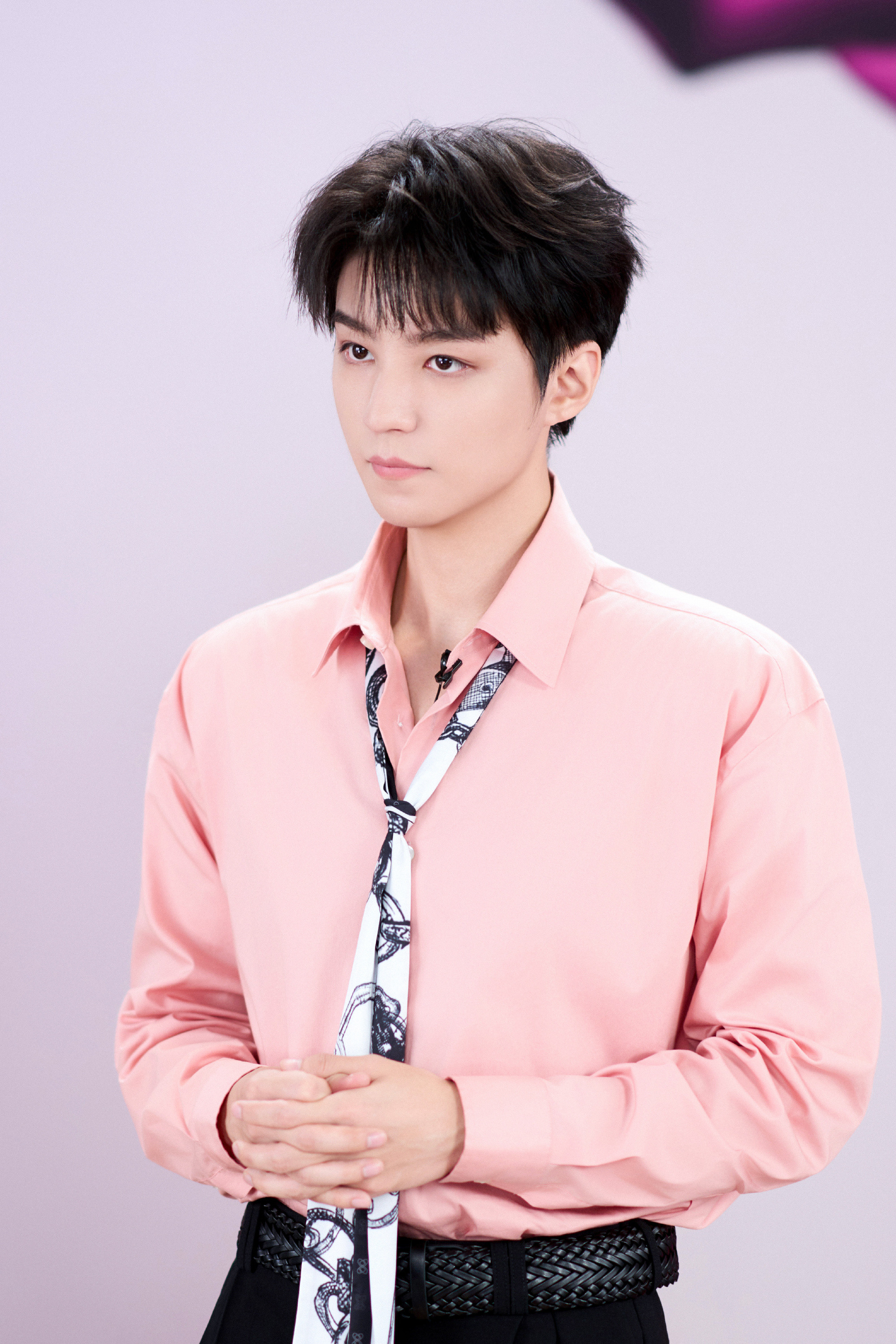 1.王俊凯接下来还会有《周游记》的飞行出演，7月份会官宣菲格拉慕的香水商务，后面