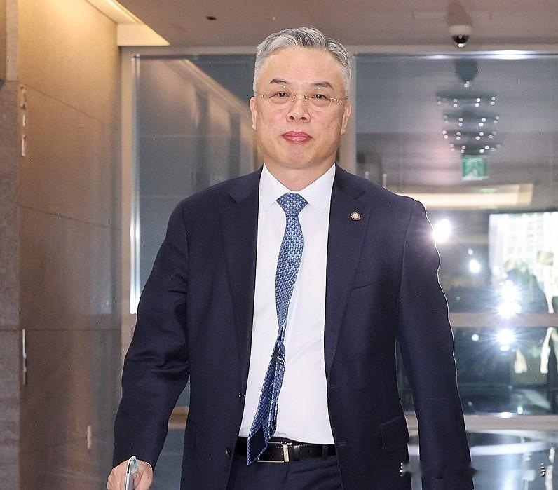 2月6日，韩国第二次综合特别检察官权昌永正式亮相并发表履职立场，明确将针对“三大