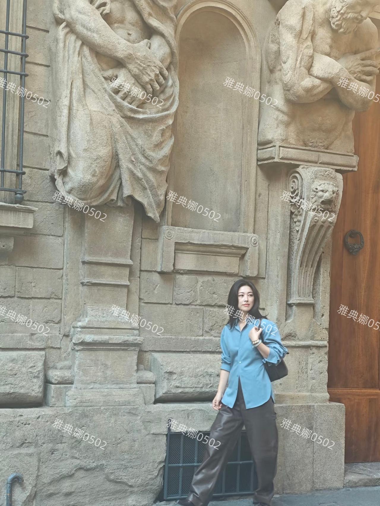 朱珠的美貌被高估了，在意大利米兰街头遇到她，真人个子不高勉强1米6，明明穿了高跟