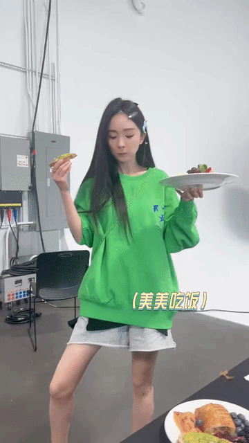 杨幂，也是一个典型的强迫症吧！吃饭吃的好好的，却因为不小心在衣服的袖子上沾了一点