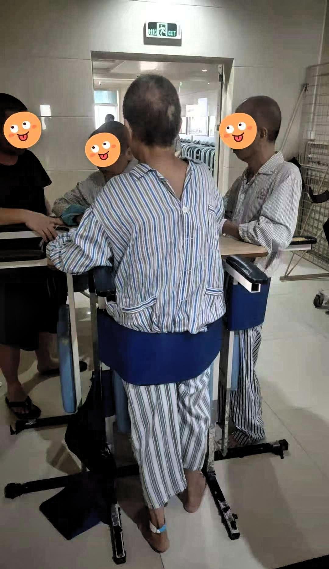 一位殡仪馆的老师傅这样说：“活着才是王道，你要知道，每天推过来的人里，有一半银