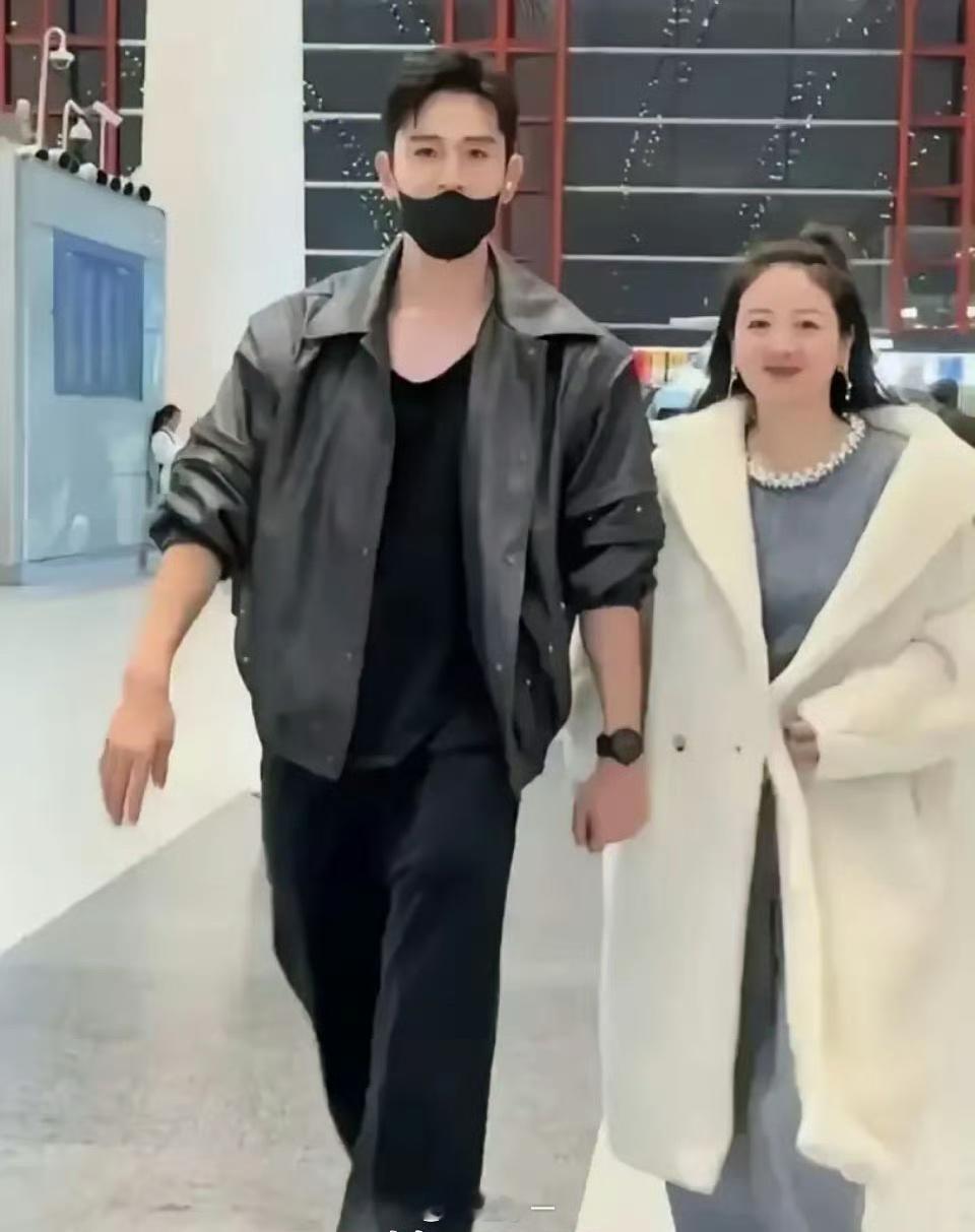 她真的太幸福了，虽然是姐弟恋，但是婚后生活直接被宠成小公主，感觉肉眼可见的幸福肥