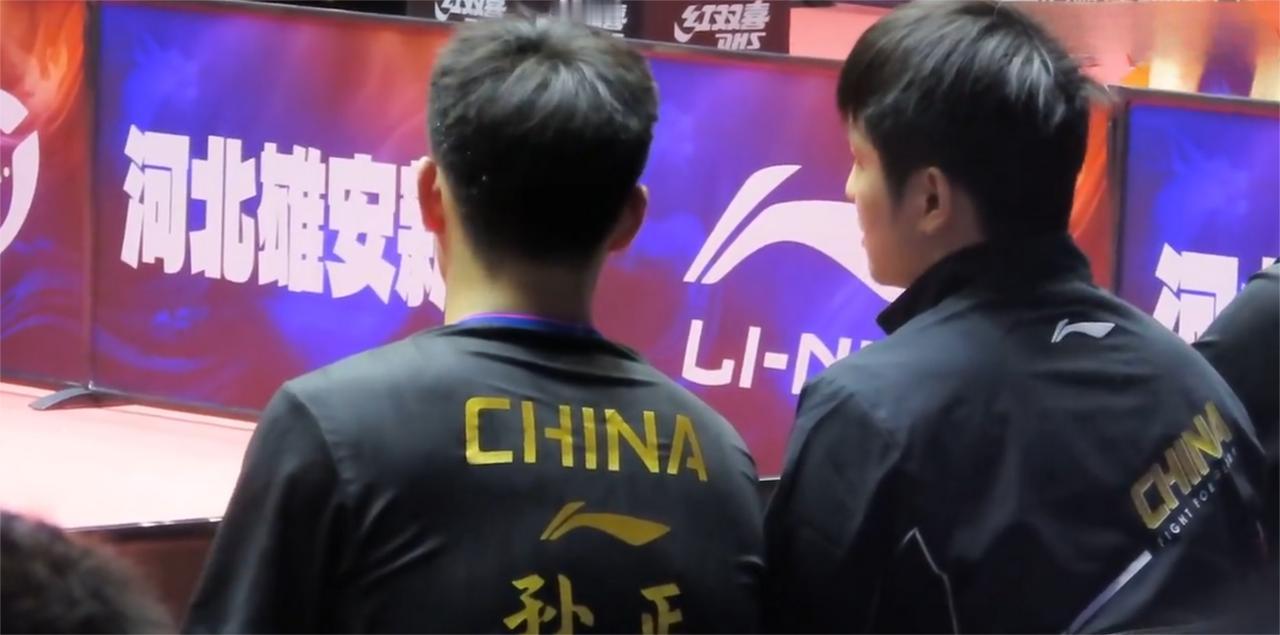 樊振东不愧是上海地产的领军人物，坐在场边一直给孙正复盘，队友不断点头认可，其实任