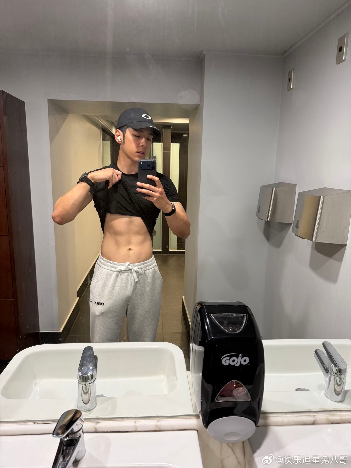 郭涛儿子腹肌照郭涛儿子秀腹肌郭涛儿子秀腹肌，石头长成大男人了