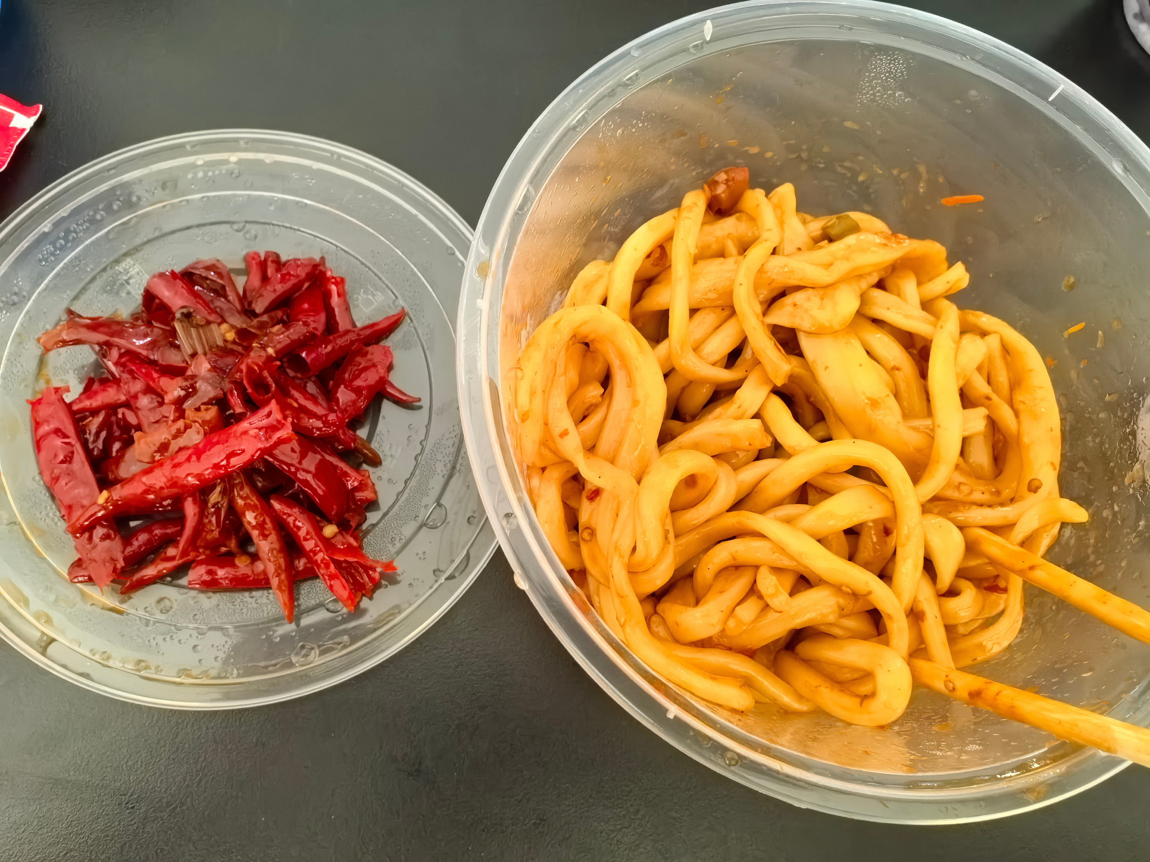 你们吃过四川翘脚牛肉面吗？我中午点了一份最不辣的，现在嘴就图二这样