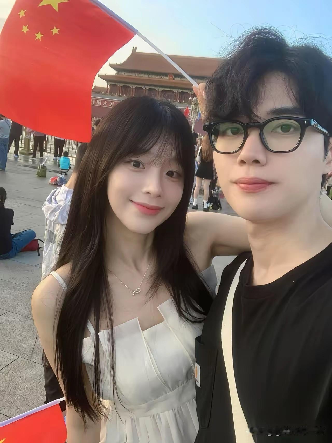 女子在天安门发现男友不会唱国歌，怀疑男友是间谍，当场报警抓走！女子跟男友去天安门