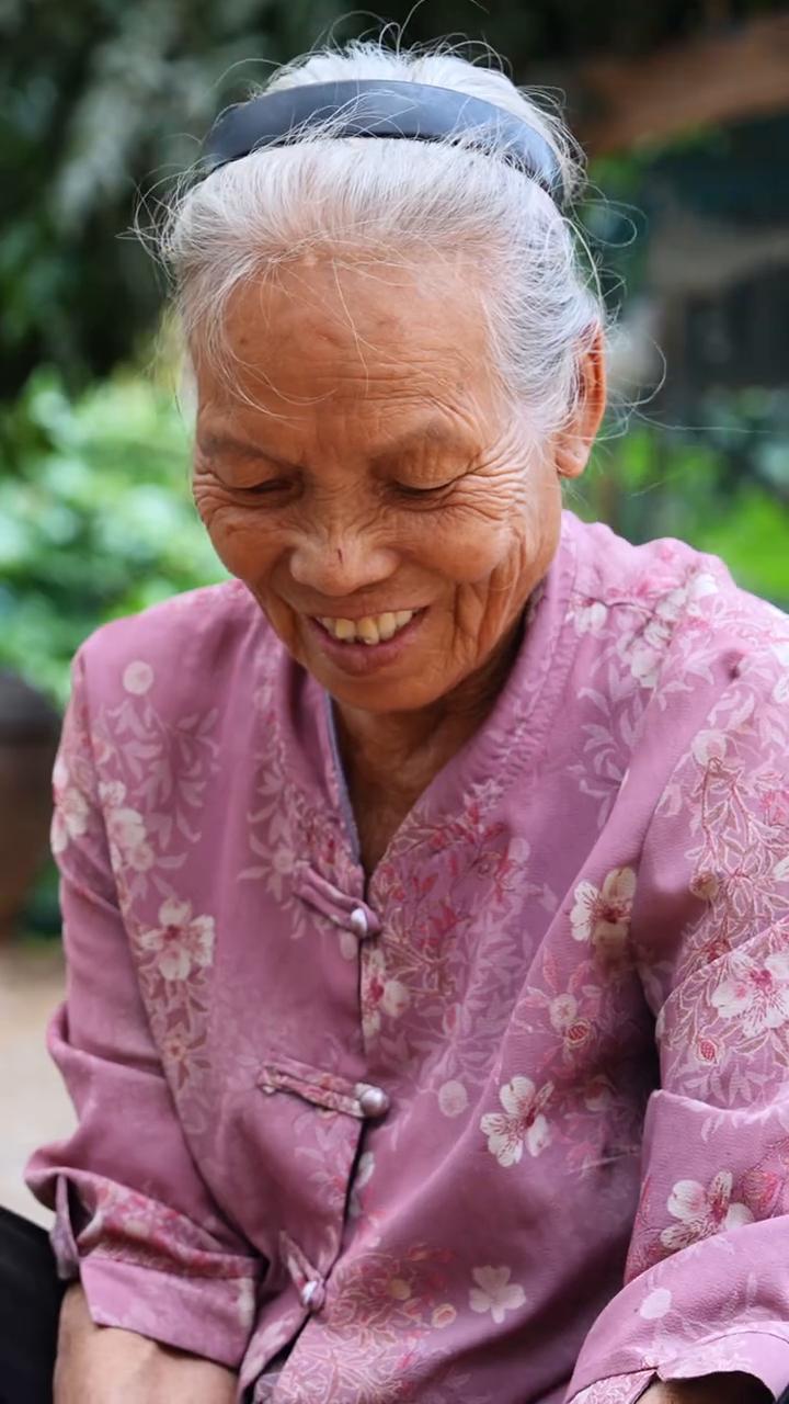 山坑螺。好多小小个的，等这些长大养两天。两天后。·臭屁虫、猪油、蒜蓉姜、竹笋