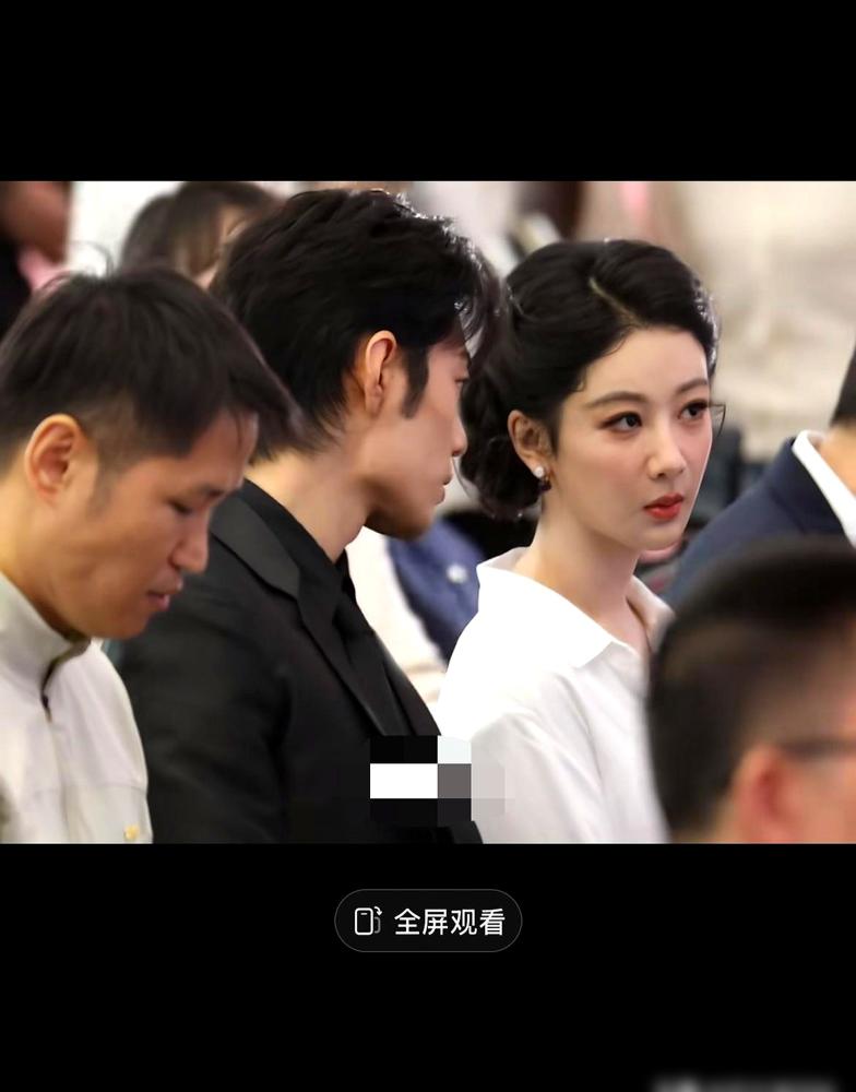 一场盛典，杨紫和肖战挨着坐，全程低头说话。热搜爆了。上一次，他们这样捆绑出现