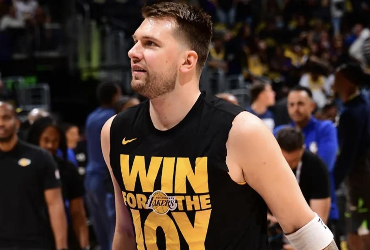 “美国杨毅”ESPN节目谈东契奇保持身材的重要性此前报道，湖人球星东契奇经过休