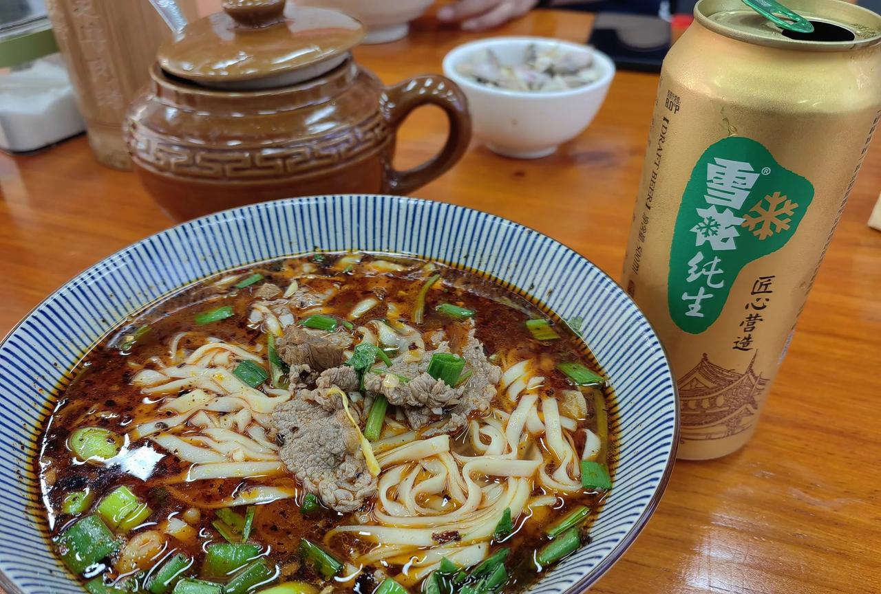 午间天热，一碗牛肉面，配一听冰镇雪花啤酒，虽有汗也心旷神怡。