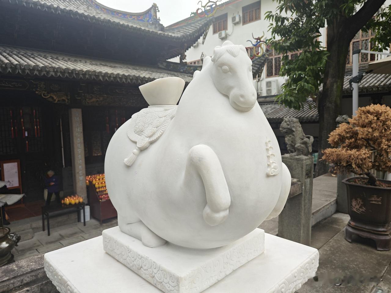 漫步于山，这座福州“三山”之一的清幽名山，藏着古城千年的文脉与烟火。行至西麓，