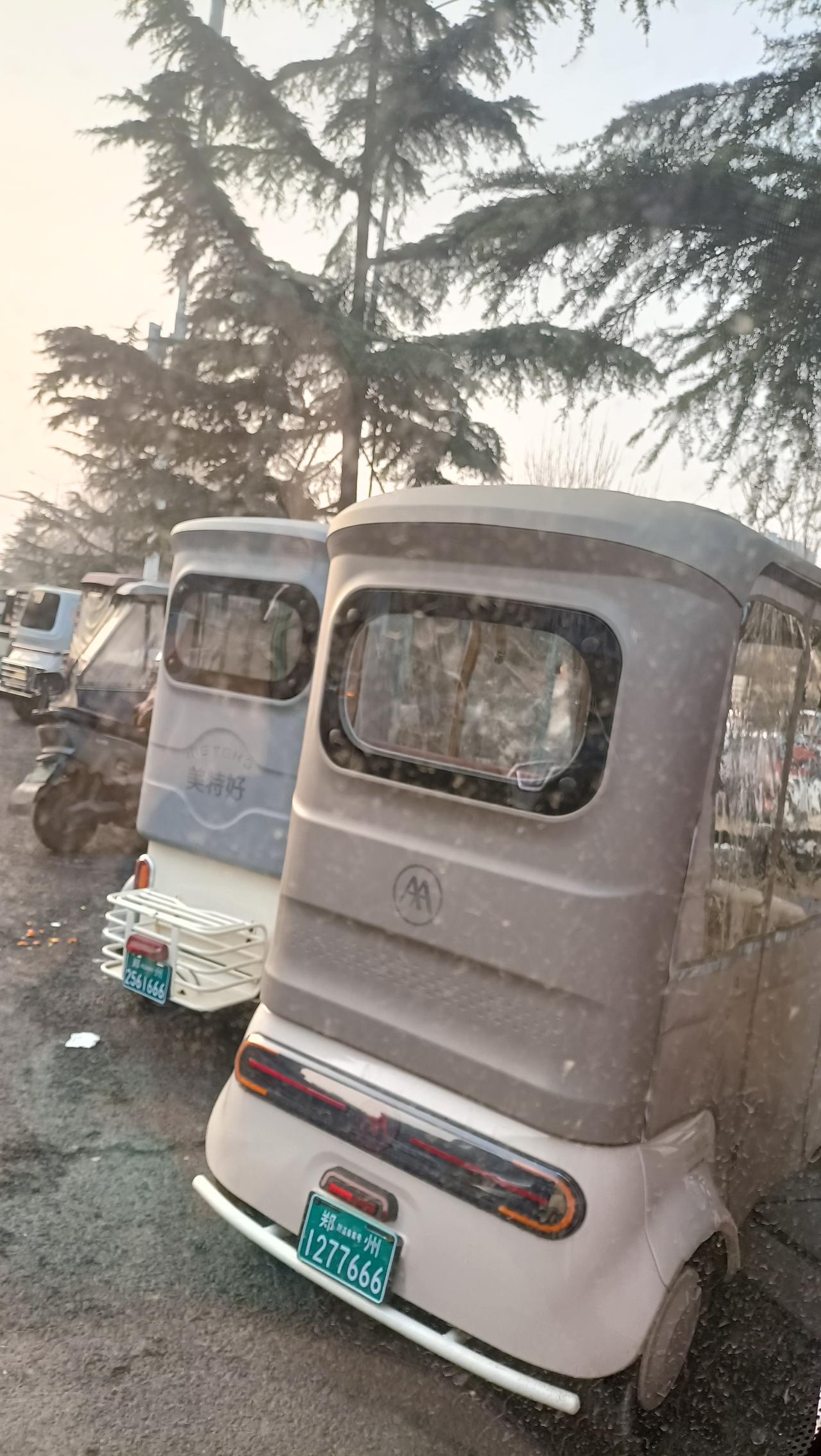 在街头看到一辆三轮“老头乐”，车尾的绿色车牌号码127766瞬间抓住眼球，连号加