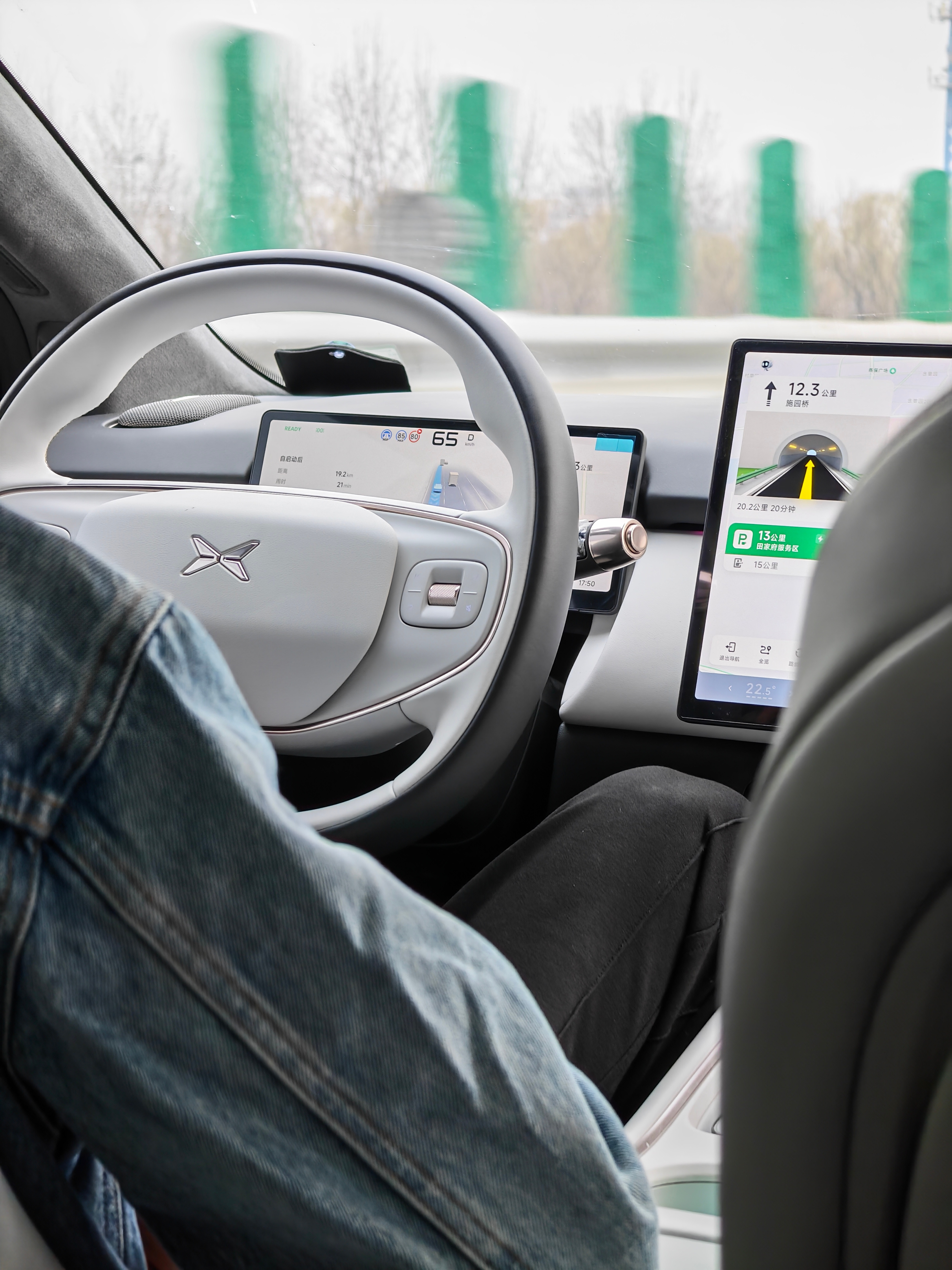 今儿下飞机打车，打了一辆小鹏P7+，这车之前试驾主要是开车，很少坐后排，今天行程