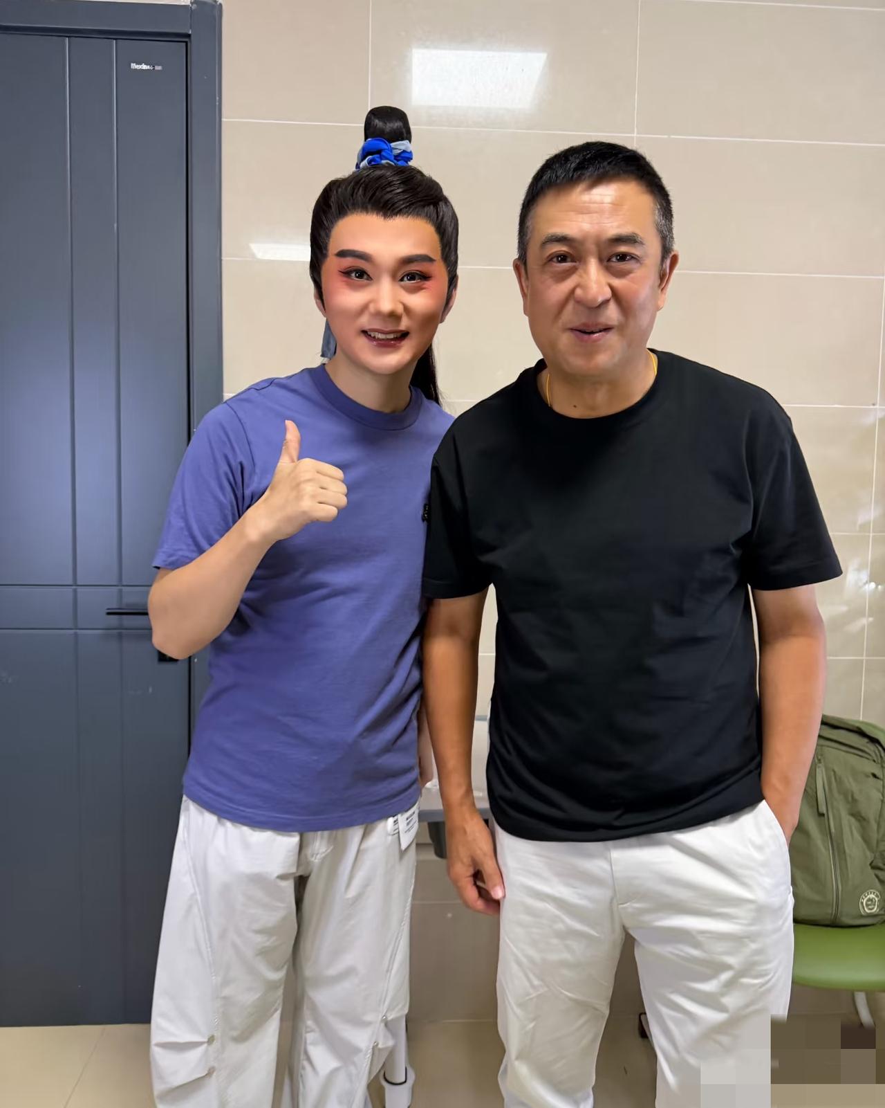 曾经火遍中国大江南北的顶流男神老了，头发都白了！大家看出来他是谁了吗？当年真的火