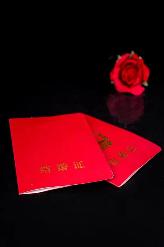 爷爷得知20岁孙女偷领结婚证后落泪2026年4月河南禹州，20岁女孩偷领结婚证