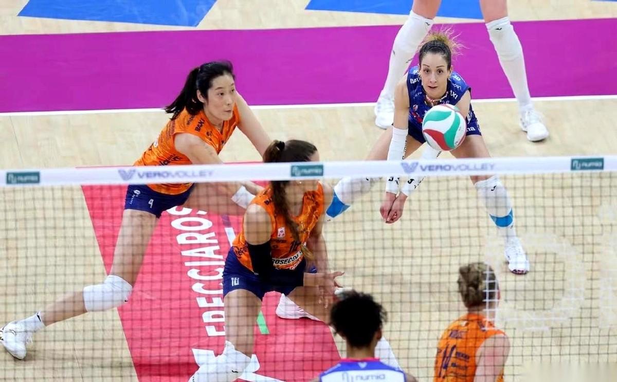意甲女排联赛决赛第四回合的终场哨吹响，科内利亚诺队3-0横扫米兰，大比分3-1拿