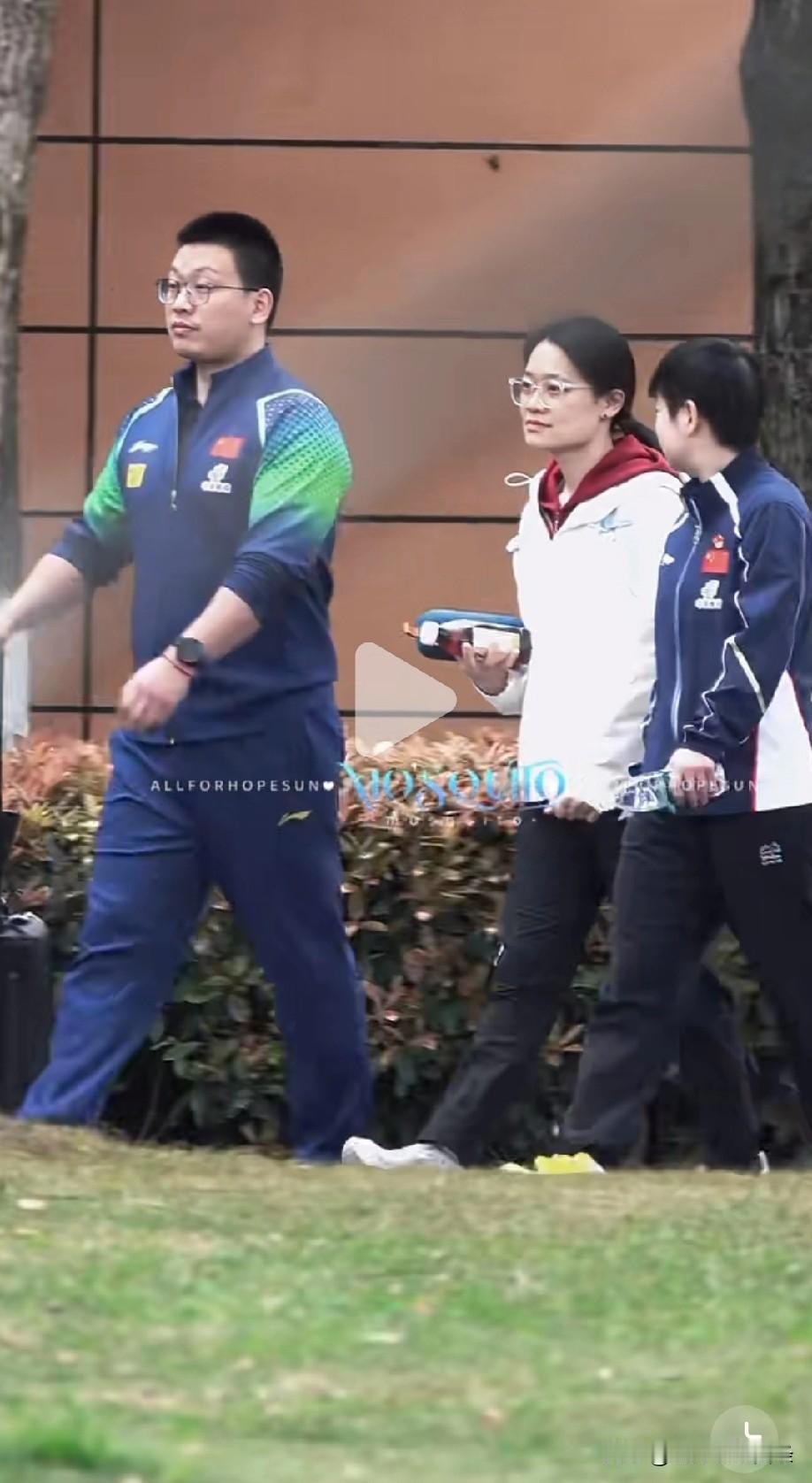 莎莎今天戴着党徽出现了，估计封训第一天，又是组织开展党员活动日，国乒的惯例了。