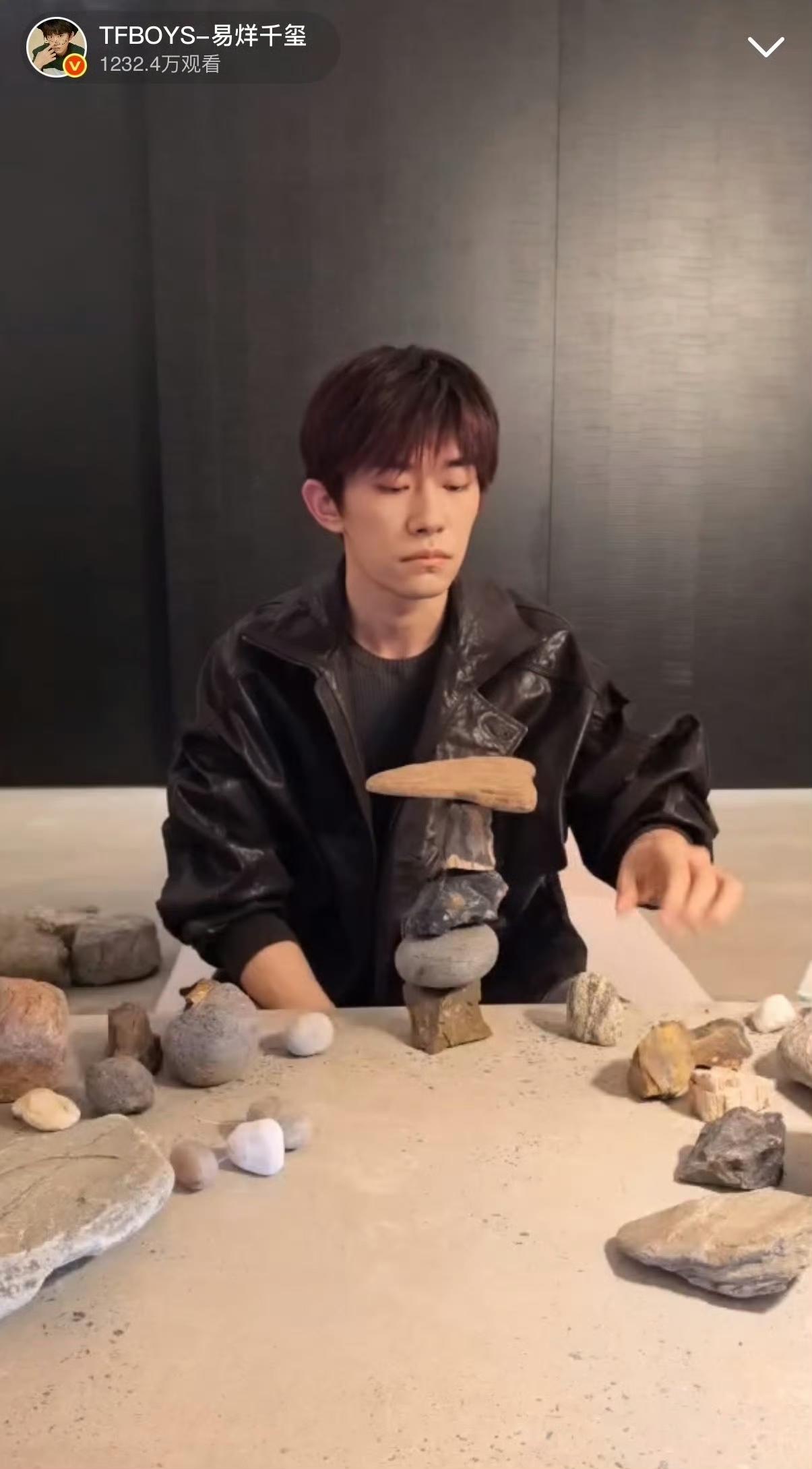 刷到易烊千玺直播，不知道为什么，就是感觉他很不开心，全程不到20分钟的直
