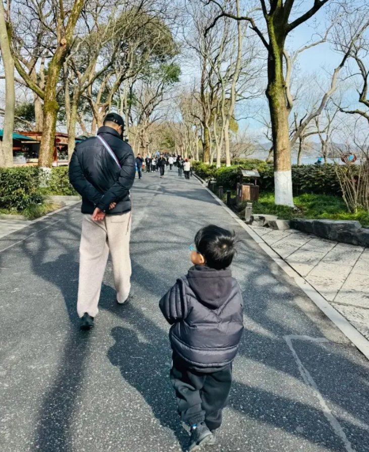 朱丹秀周一围与儿子背影👦小小围蓝镜造型萌翻