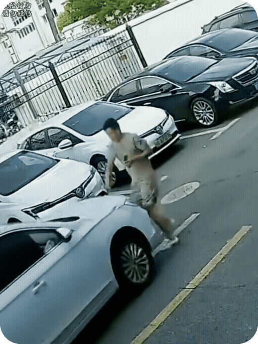 好家伙，这得多大仇啊？直接开车把男子给怼飞了！　　永远不要赌别人敢不敢，万一碰