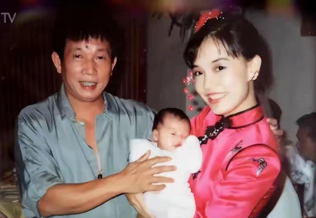 明星刘家良骨灰被盗盗墓贼竟然要6000万的赎金。遗孀翁静晶一句6块钱都不会给