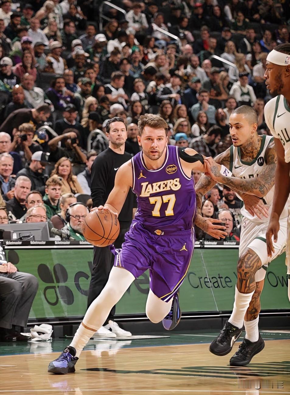 湖人捕鹿，这场球赢麻了！雷迪克赢麻了！这教练是懂流量的，一手布朗尼首发，让焦