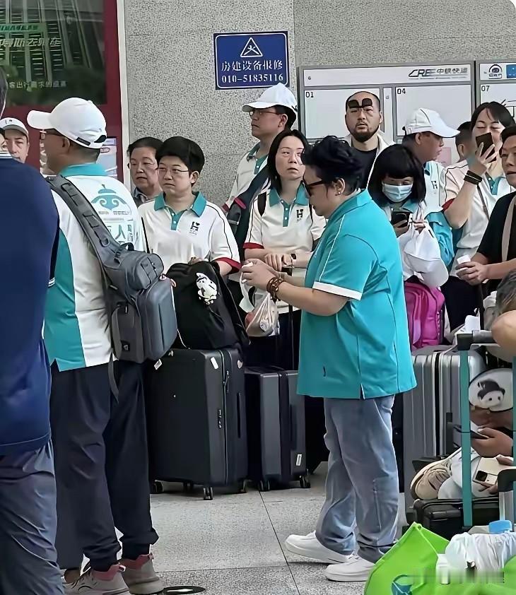韩红带百人团队进内蒙，这一大队伍过去，费用谁出？网友吵翻了。我第一反应是内蒙