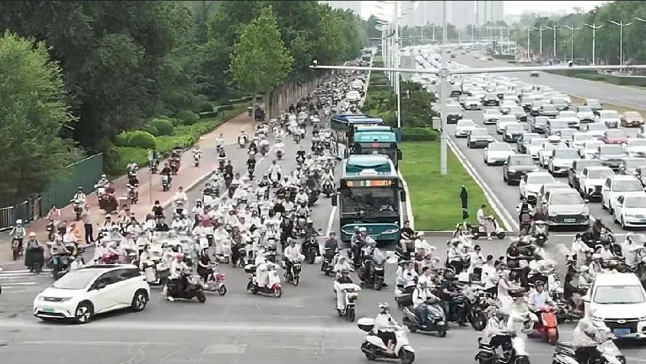 在济南，要说电动车流量最大的路口，莫过于经十路和凤凰路路口了，这个路口电动车都会