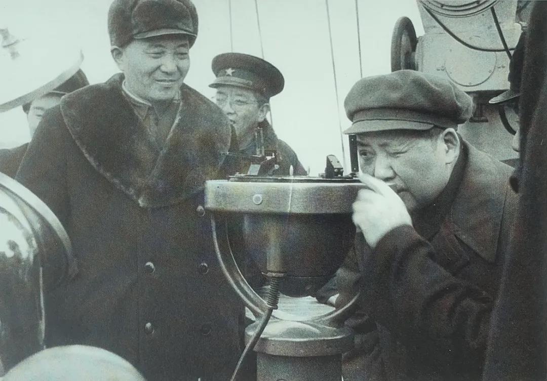 这张珍贵的黑白照片拍摄于1953年，是毛主席视察人民海军东海舰队时的现场影像。